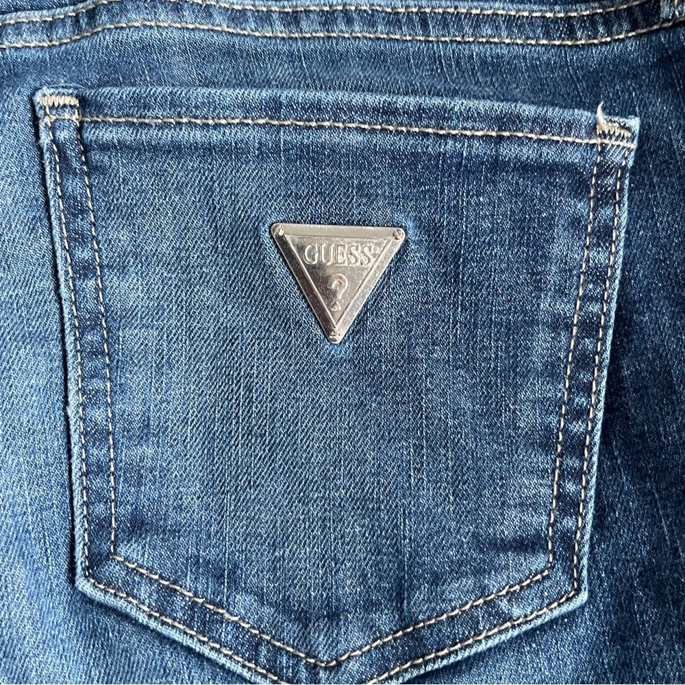 GUESS MEDIUM RISE JEANS (Sarah fit) - Picture 4 of 7